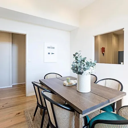 Brand New 4br W/ 200yrs Of History In By Lovelystay Apartment